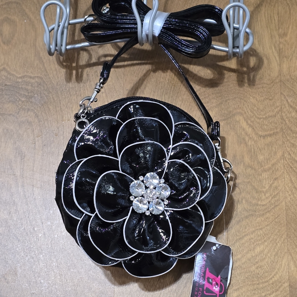 Elegant Black Floral Crossbody Bag - Picture 3 of 7